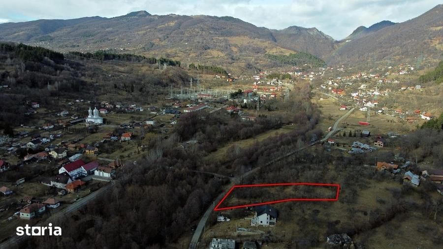 Teren de 2300 mp, în Arefu
