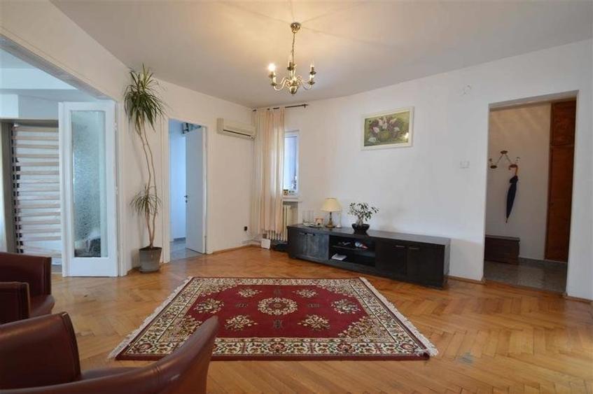 Apartament cu 5 camere decomandat, mobilat în Magheru