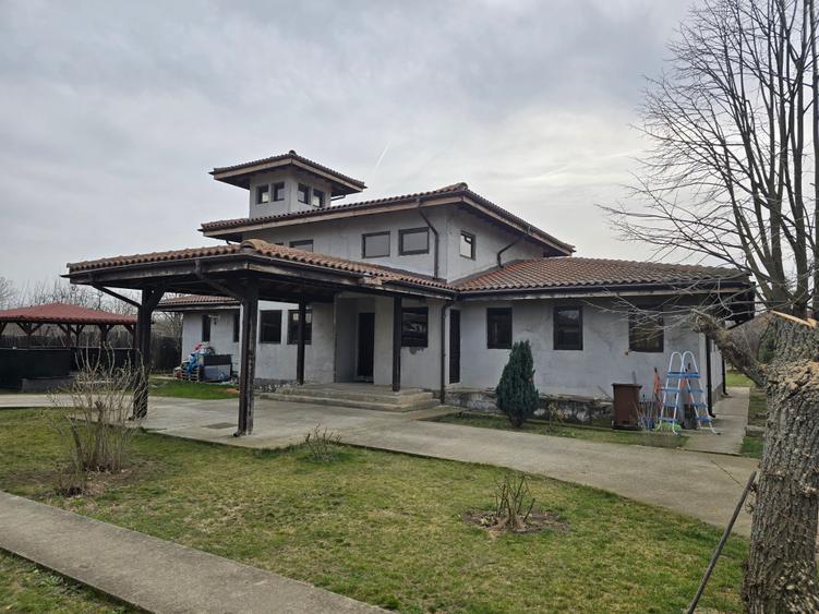 Casă individuală cu 4 camere cu Teren 1460 Mp în Brănești