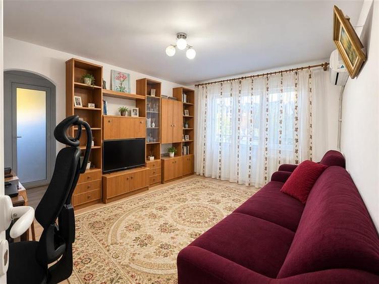 Apartament cu 3 camere semidecomandat în Păcurari