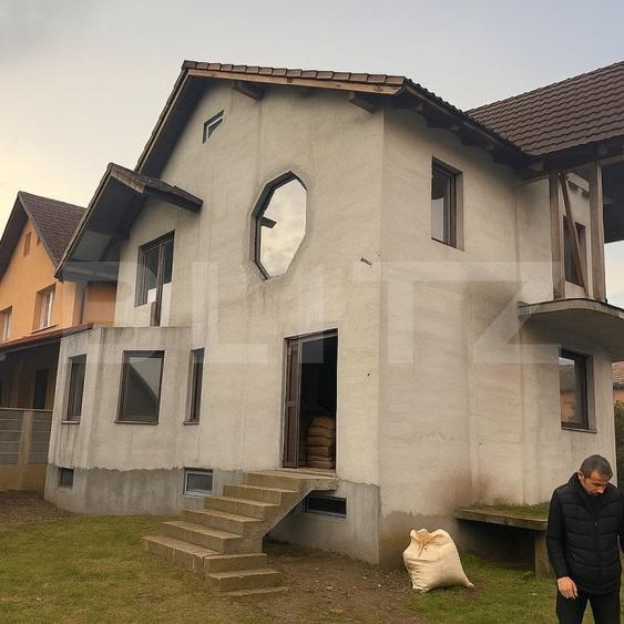 Casă individuală cu 6 camere cu Canalizare în Cetate