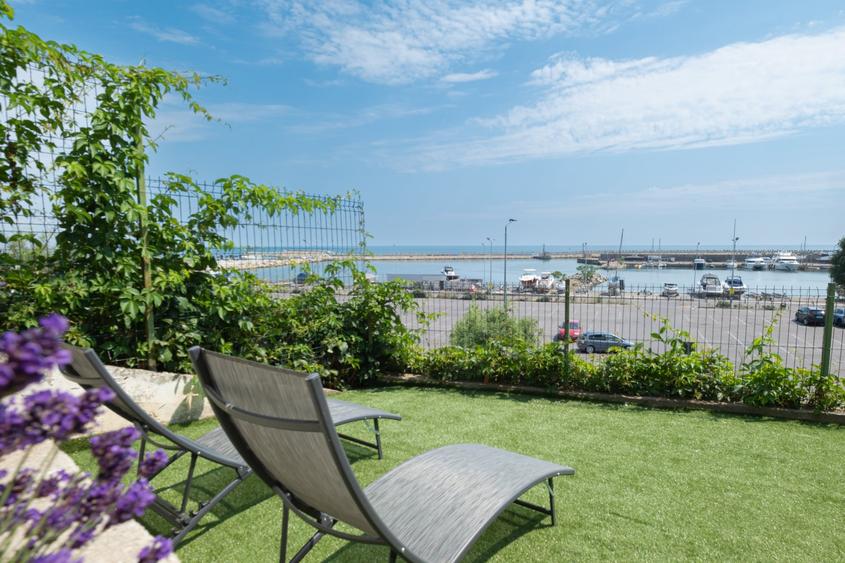 Apartament cu 4 camere semidecomandat, mobilat în Peninsula