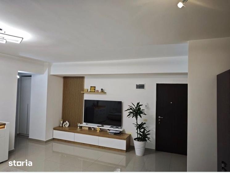 Apartament cu 3 camere semidecomandat în Mărășești