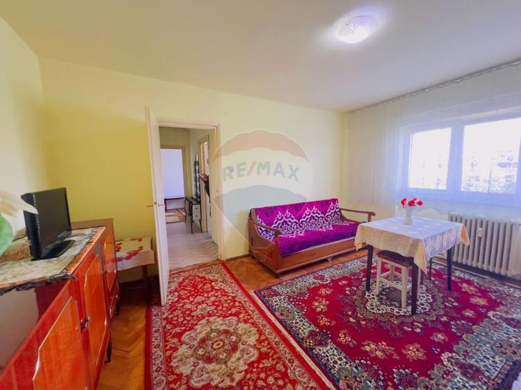 Apartament cu 3 camere semidecomandat, mobilat în Podgoria