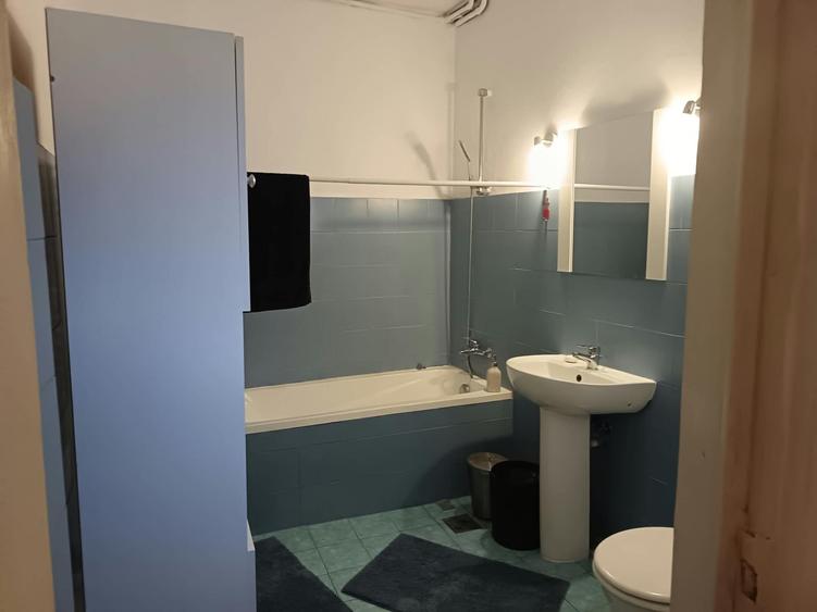 Apartament cu 3 camere semidecomandat, mobilat în Armeneasca