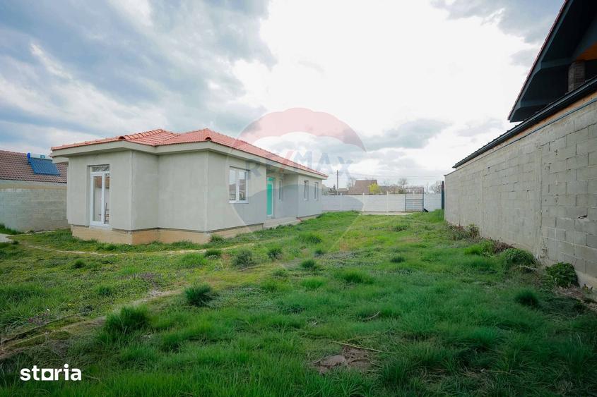 Casă cu 3 camere cu Teren 455 Mp în Sânmartin