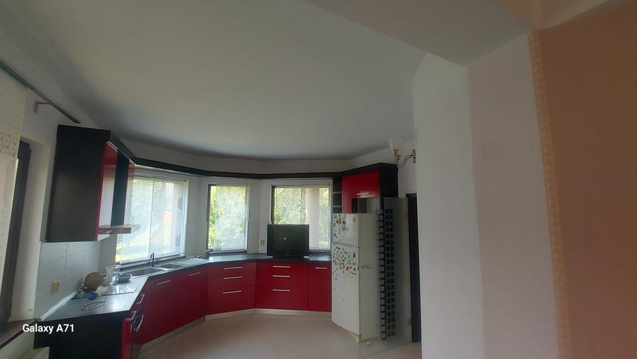 Casă individuală cu 10 camere cu Canalizare în Grădiștea