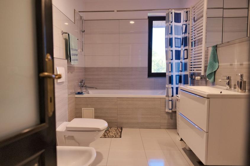 Casă individuală cu 10 camere cu Canalizare în Central