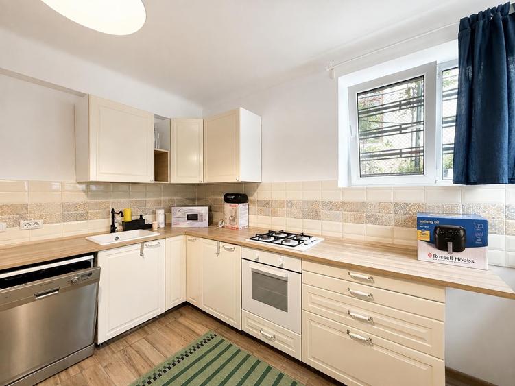Apartament cu 2 camere semidecomandat, mobilat în P-ța Victoriei