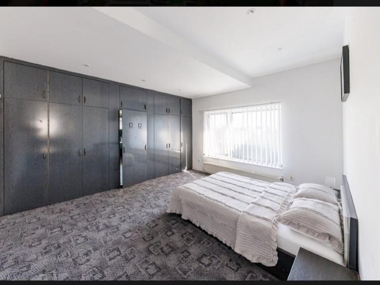 Casă individuală cu 7 camere cu Teren 1000 Mp în Girocului
