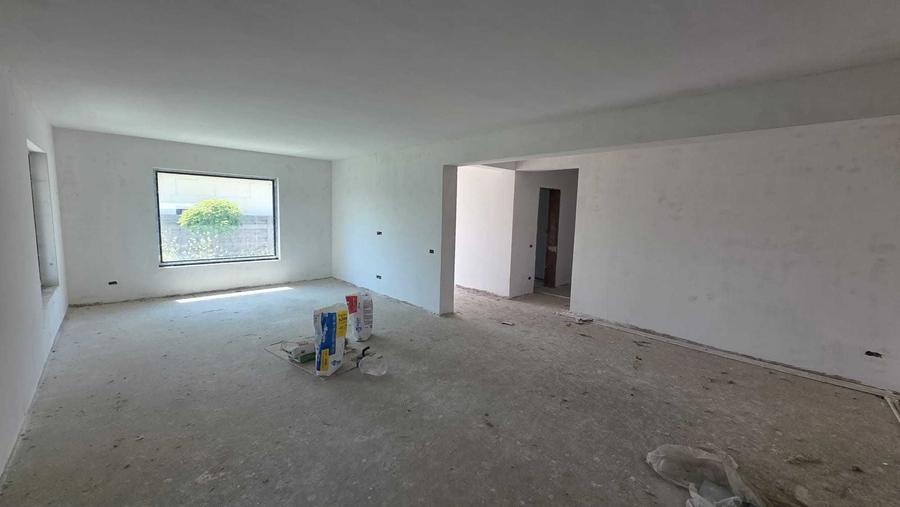 Casă cu 4 camere în Crevedia