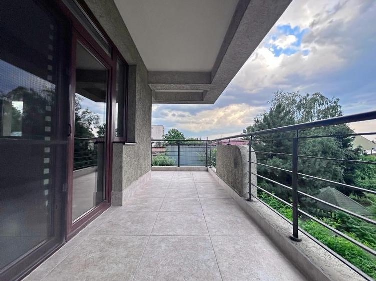 Apartament cu 3 camere decomandat în Băneasa