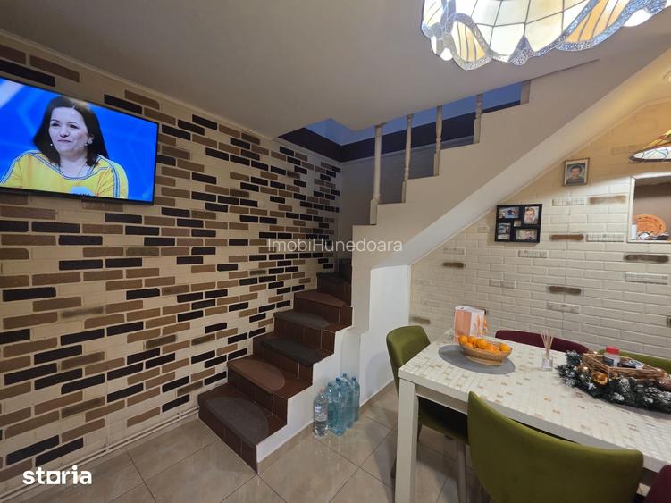 Casa spa?ioasa cu etaj, utilita?i complete ?i piscina Simeria, HD