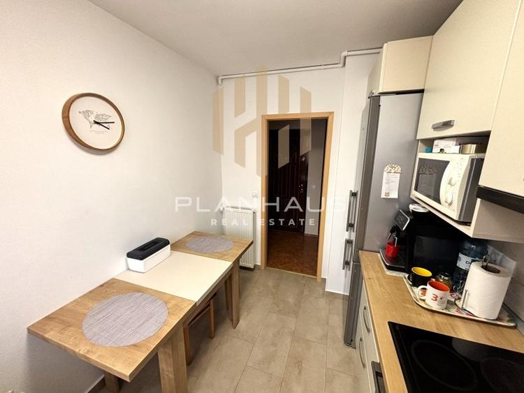 Apartament cu 3 camere semidecomandat, mobilat în Central