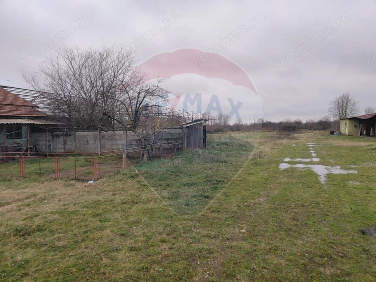 Casă cu 5 camere cu Teren 7531 Mp în Sacu