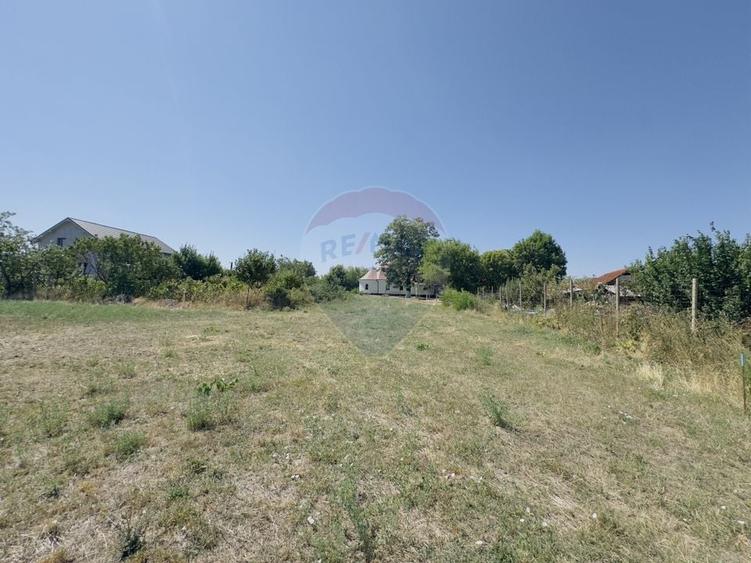 Teren Construcții intravilan de 2841 mp, în Apateu