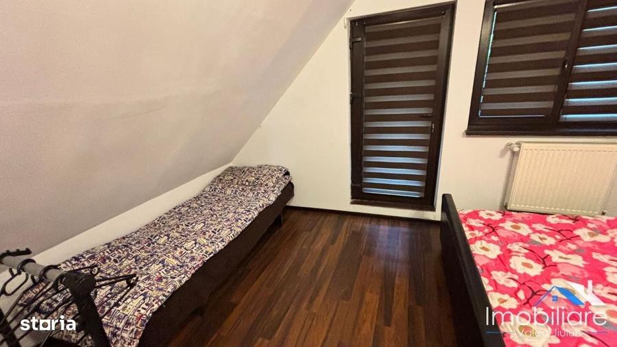 Casă cu 4 camere decomandat în Petros