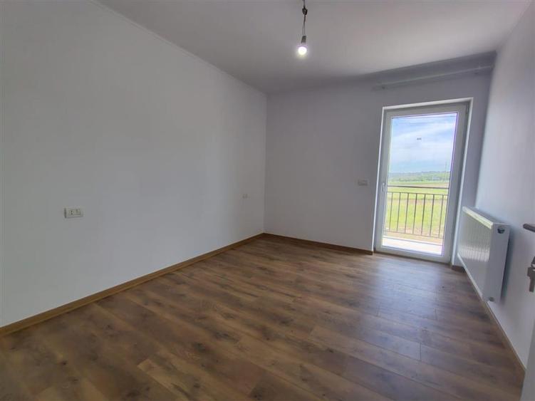 Duplex cu 4 camere cu Canalizare în Ipotești