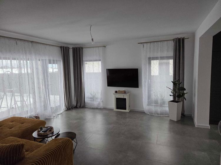 Casă cu 4 camere în Tărlungeni