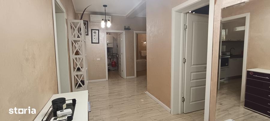 Casă cu 10 camere cu Teren 1274 Mp în Calea București