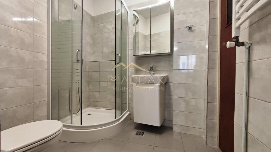 Casă individuală cu 6 camere cu Canalizare în Decebal