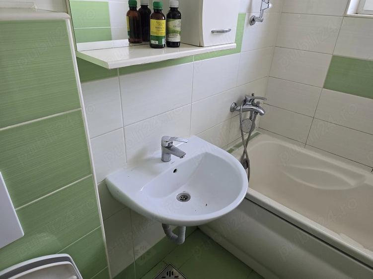Apartament cu 3 camere semidecomandat în Precista