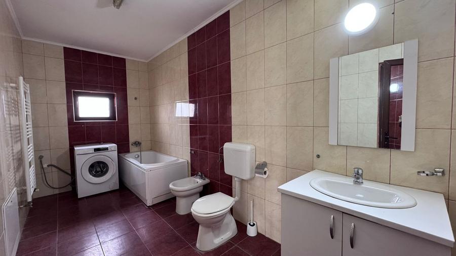 Casă individuală cu 4 camere cu Canalizare în Episcopia Bihorului