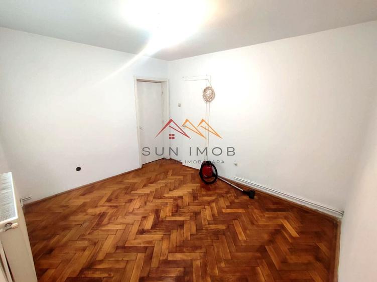 Apartament cu 3 camere semidecomandat în Central