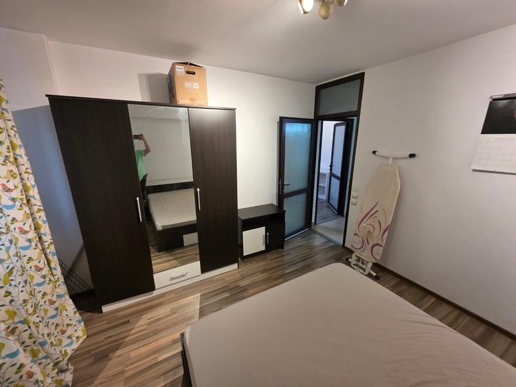 Apartament cu 3 camere semidecomandat în Berceni