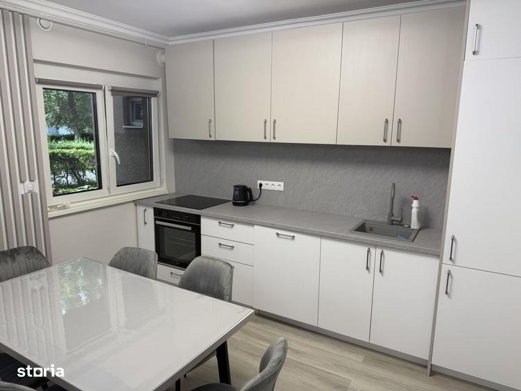 Apartament cu 3 camere decomandat în Cornișa