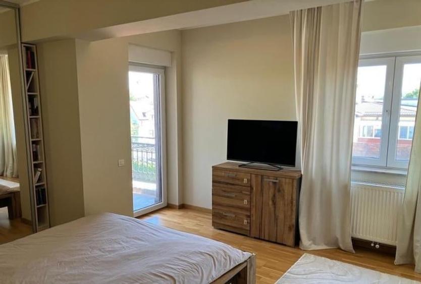 Apartament cu 3 camere semidecomandat, mobilat în Dacia