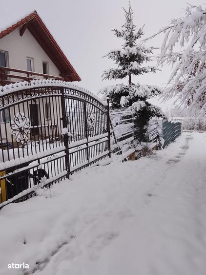 Casă cu 5 camere cu Teren 425 Mp în Sadu