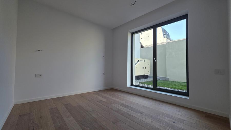 Apartament cu 4 camere semidecomandat în Timpuri Noi