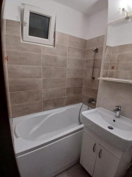 Apartament cu 3 camere decomandat în Complex Studențesc