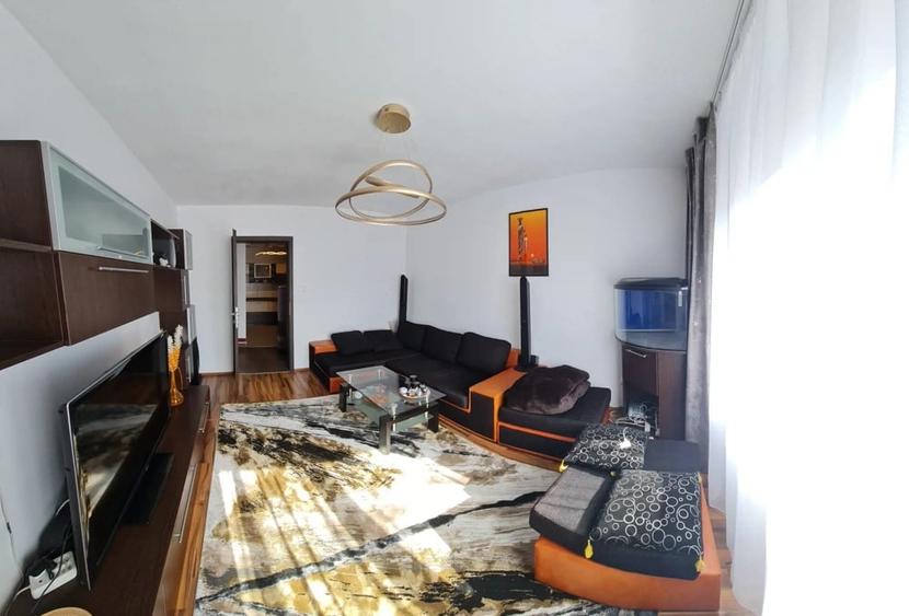 Apartament cu 4 camere decomandat în Tractorul
