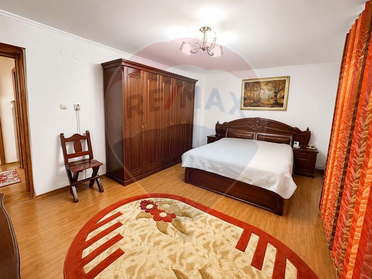 Casă individuală cu 11 camere cu Teren 1010 Mp în Periș
