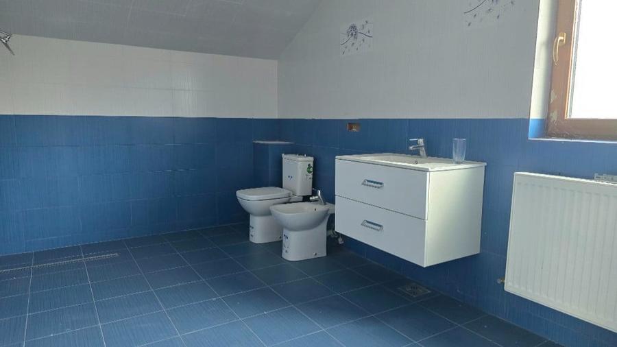 Casă cu 8 camere cu Teren 830 Mp în Brănișca
