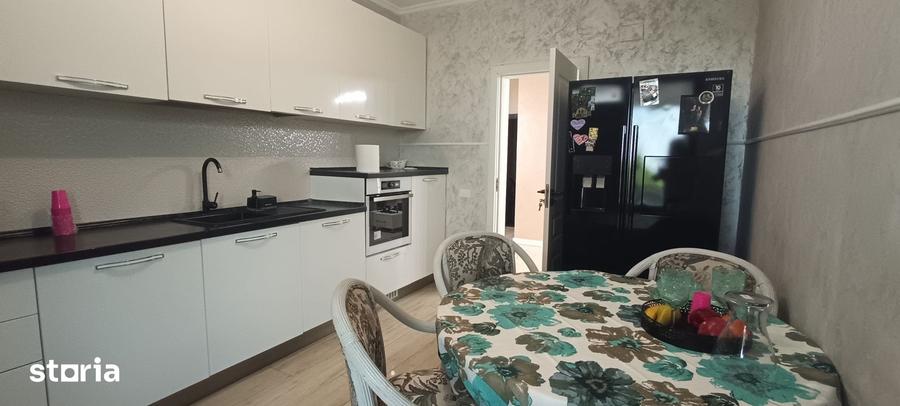 Casă cu 10 camere cu Teren 1274 Mp în Calea București