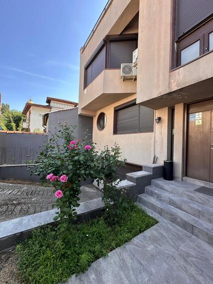 Casă individuală cu 6 camere cu Piscina în Unirii
