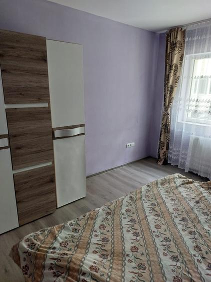 Apartament cu 3 camere semidecomandat, mobilat în Florești