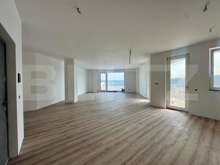Penthouse cu 3 camere decomandat, mobilat în Florești