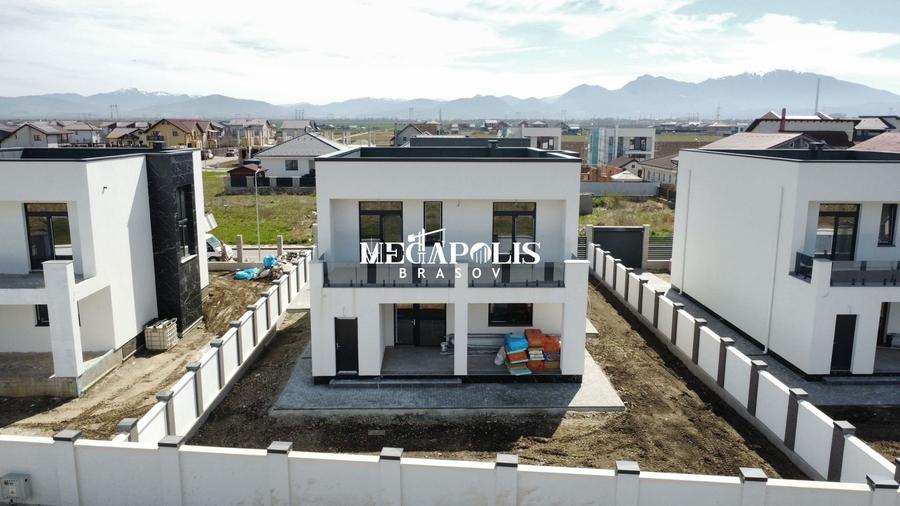 Casă individuală cu 4 camere cu Canalizare în Sânpetru