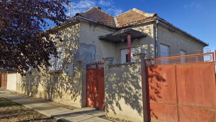 Casă cu 4 camere cu Canalizare în Central