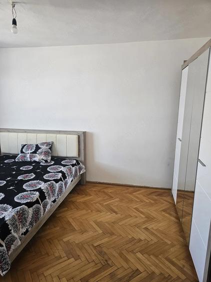Apartament cu 3 camere decomandat în Calea București