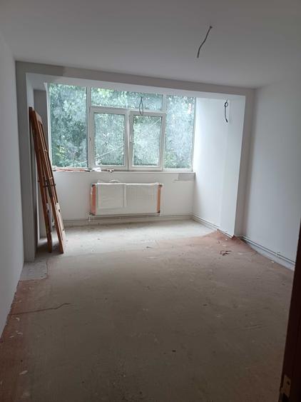 Apartament cu 3 camere decomandat în Sârbi