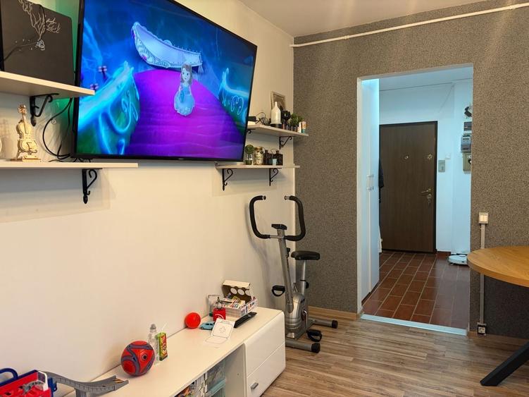 Apartament cu 3 camere semidecomandat, mobilat în Alexandru Obregia