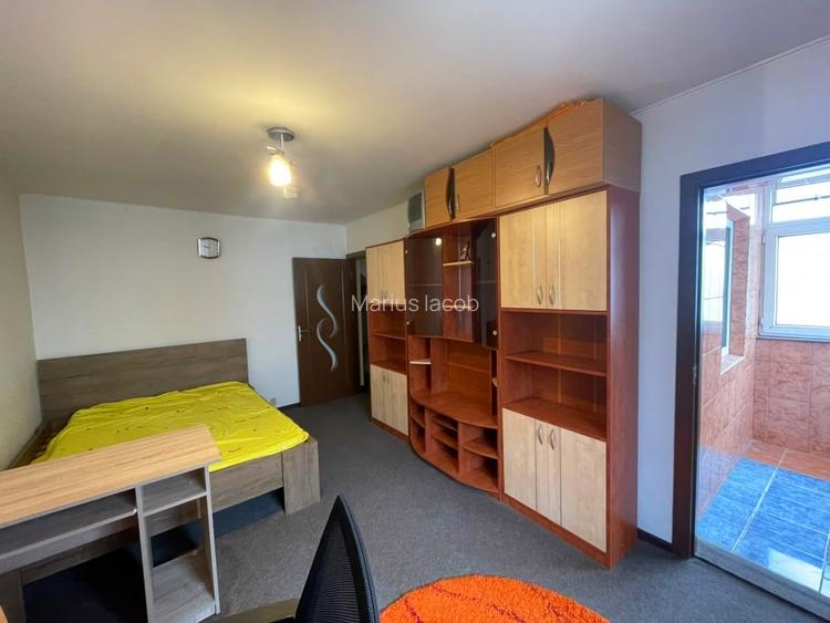Apartament 2 camere decomandat-Podul de Fier-etaj intermediar