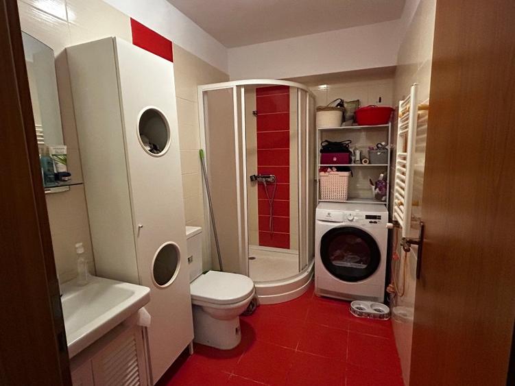 Apartament cu 3 camere decomandat, mobilat în Ostratu