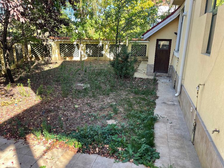 Casă cu 5 camere cu Teren 652 Mp în Sisești