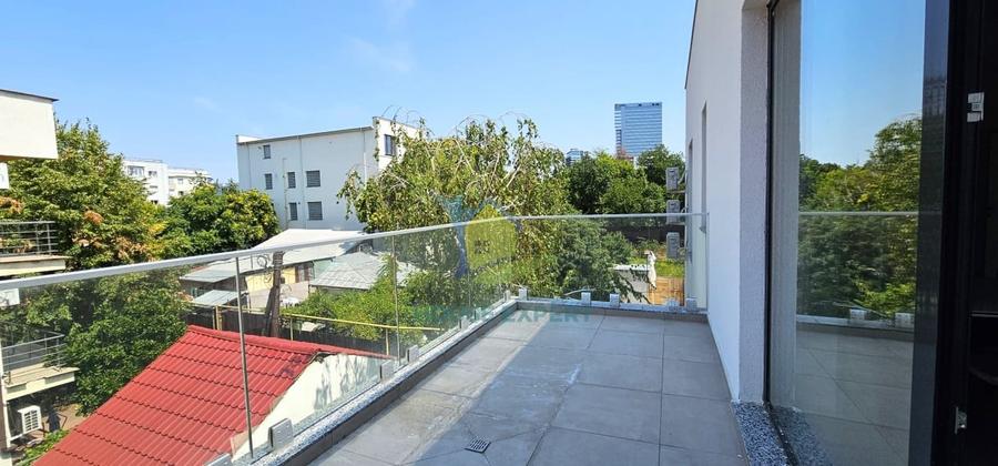 Apartament cu 3 camere semidecomandat în Aviației